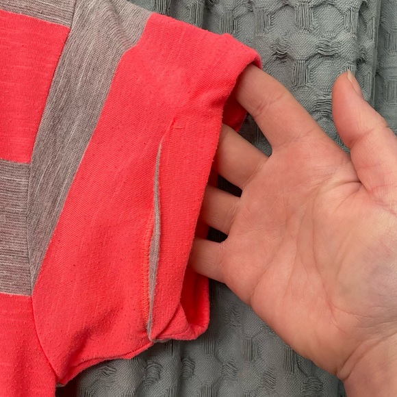 🌈5/$25 BUNDLE! Hollister 💕 Neon pink & gray shirt - Picture 5 of 6